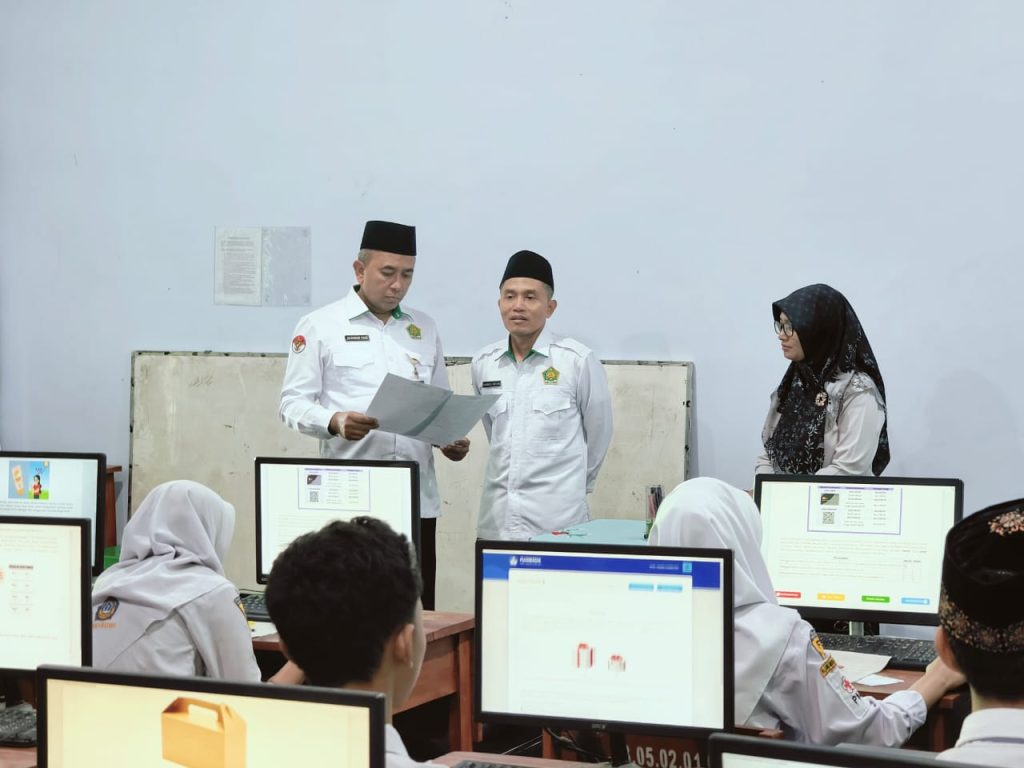 MONITORING DAN EVALUASI (MONEV) ANBK HARI KEDUA DI MAN 5 KEDIRI