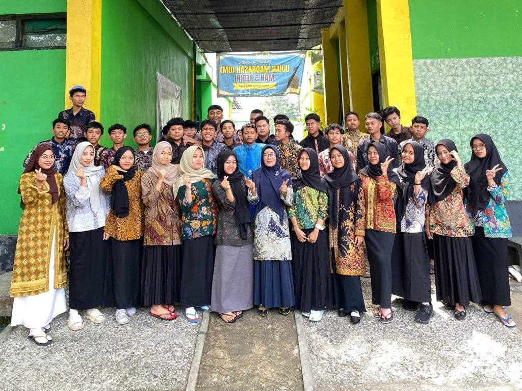 Semarak Hari Batik Nasional di MAN 5 Kediri Semarak Hari Batik Nasional di MAN 5 Kediri