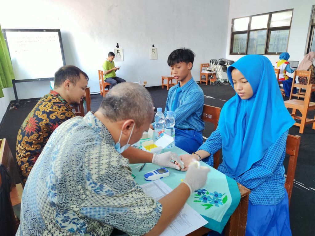 Skrining dan Cek Kesehatan Gratis dari Puskesmas Blabak di MAN 5 Kediri Skrining dan Cek Kesehatan Gratis dari Puskesmas Blabak di MAN 5 Kediri
