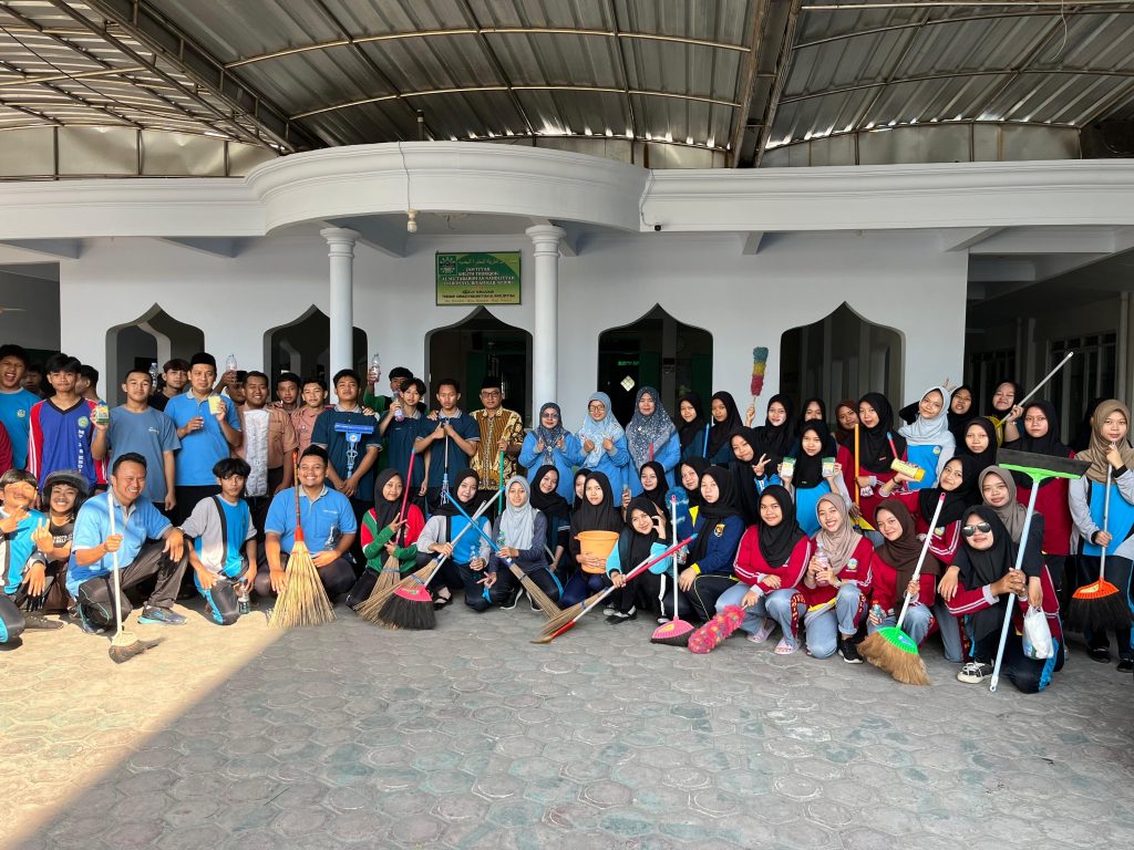 MAN 5 Kediri Turut Sukseskan Gerakan Bersih-Bersih Masjid (Geber Mas) Serentak Seluruh Indonesia