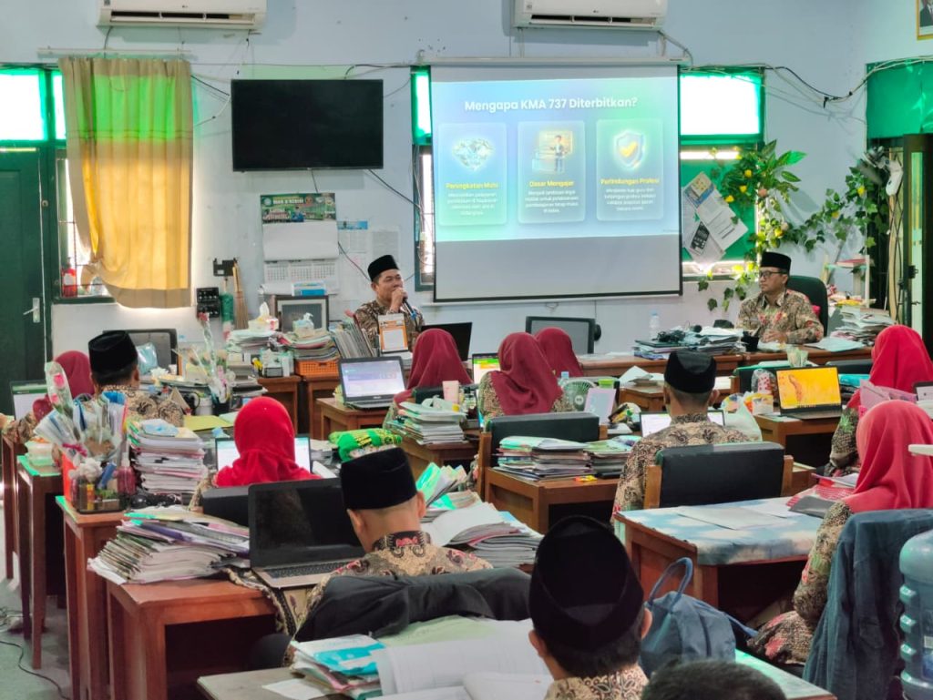 Pengawas Madrasah Sosialisasikan KMA 737 dan Aplikasi MAGIS di MAN 5 Kediri