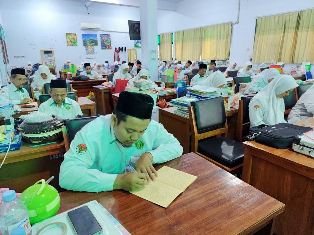 Perkuat Nilai Keagamaan, MAN 5 Kediri Rutin Gelar Pengajian Kitab Arbain Nawawi bagi GTK
