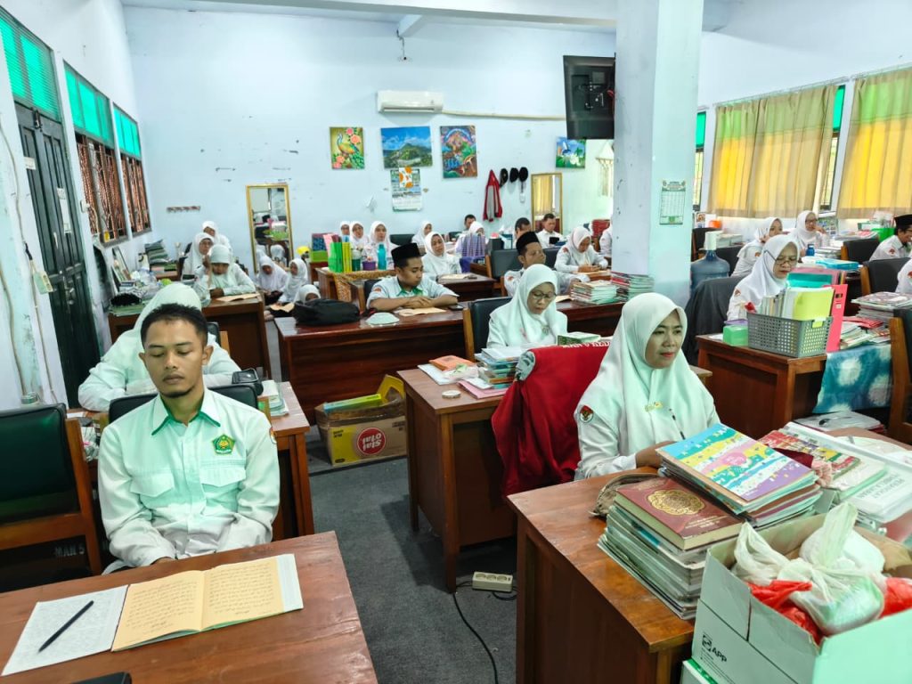 Kajian Rutin GTK MAN 5 Kediri Episode 2: Ngaji Kitab Arbain Nawawi Bersama Ustaz Yusuf Kajian Rutin GTK MAN 5 Kediri Episode 2: Ngaji Kitab Arbain Nawawi Bersama Ustaz Yusuf